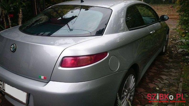 2004' Alfa Romeo GT photo #2