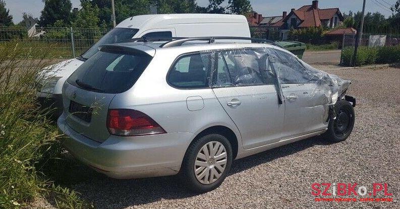 2011' Volkswagen Golf photo #1