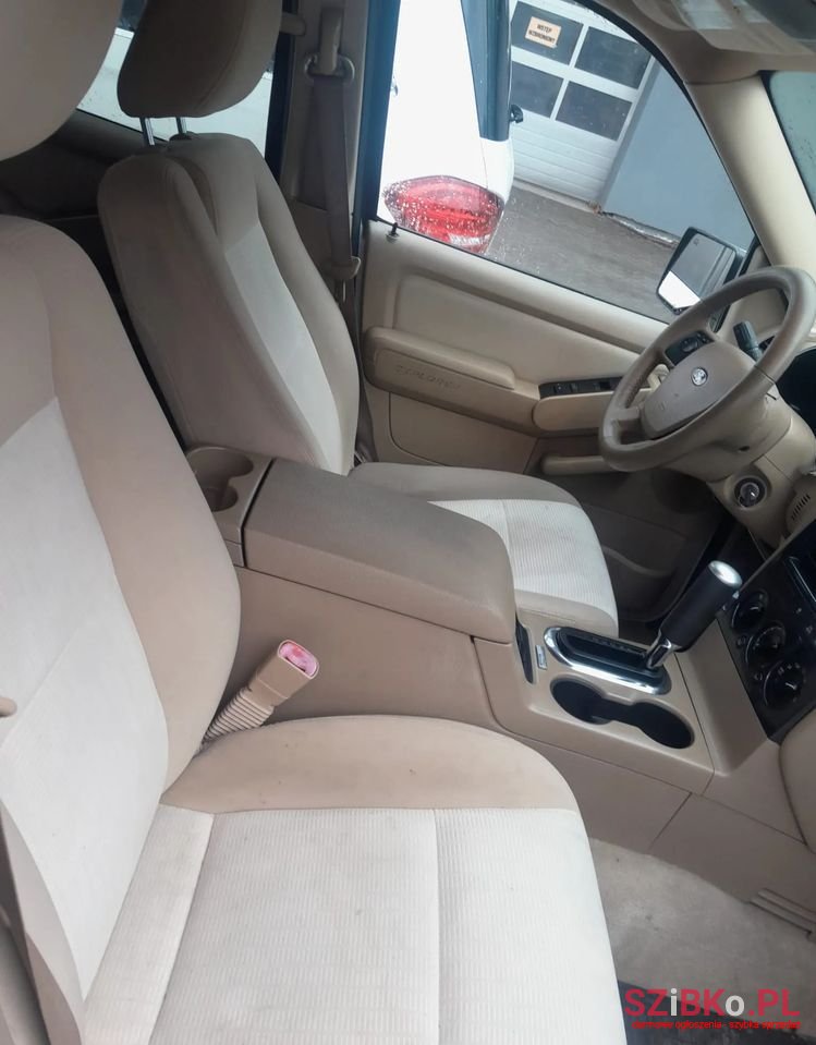 2010' Ford Explorer 4.6 4Wd photo #2