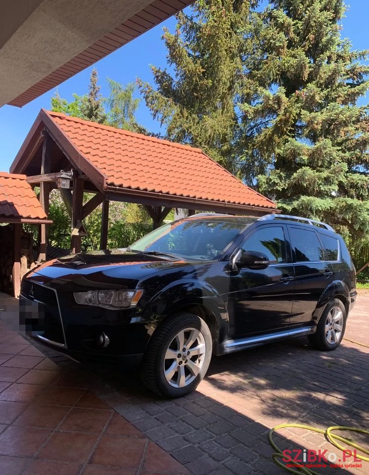 2010' Mitsubishi Outlander photo #1