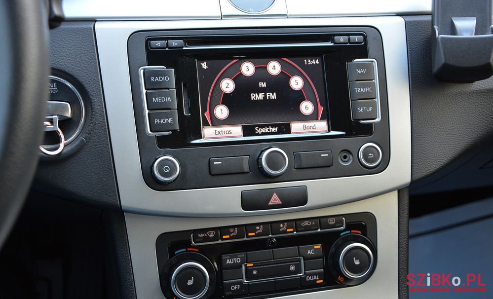 2011' Volkswagen Passat photo #2