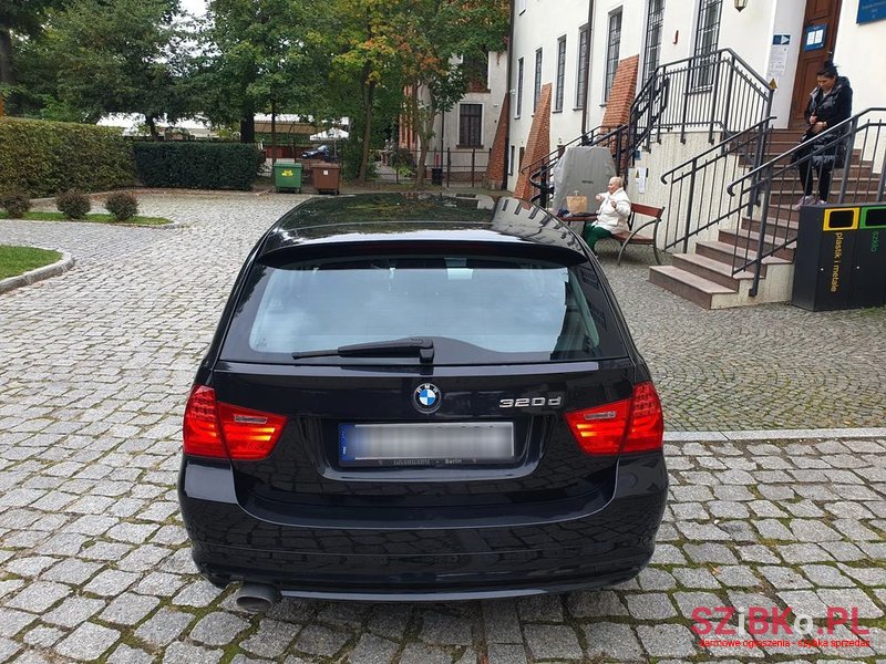 2010' BMW 3 Series 320D photo #5