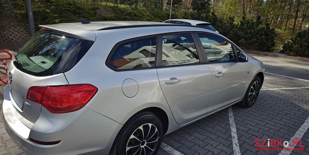 2012' Opel Astra photo #3