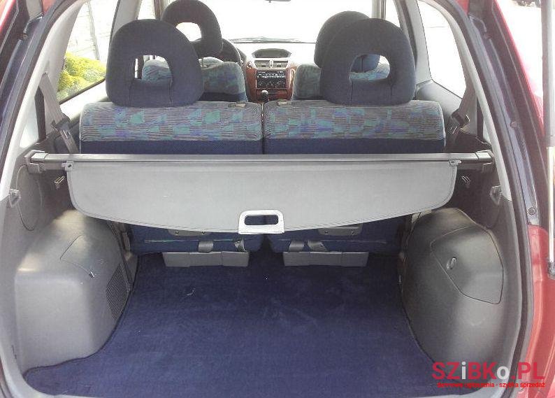 2001' Mitsubishi Space Runner photo #4