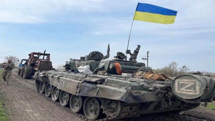 Ukrainian Soldiers Capture Russian T-72 Tank, Call Customer Support When it Breaks