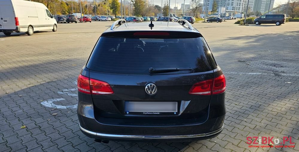 2011' Volkswagen Passat photo #5