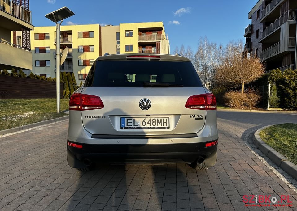 2011' Volkswagen Touareg photo #6