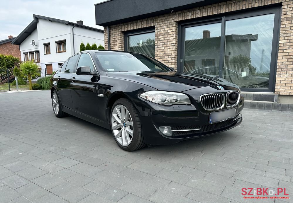 2011' BMW 5 Series 520D photo #1