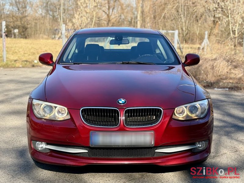 2010' BMW 3 Series 320I photo #2