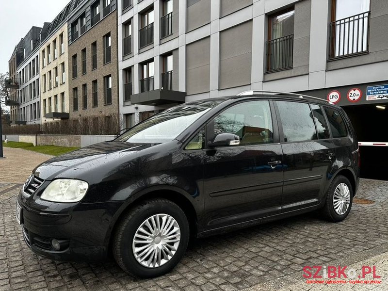 2004' Volkswagen Touran photo #1