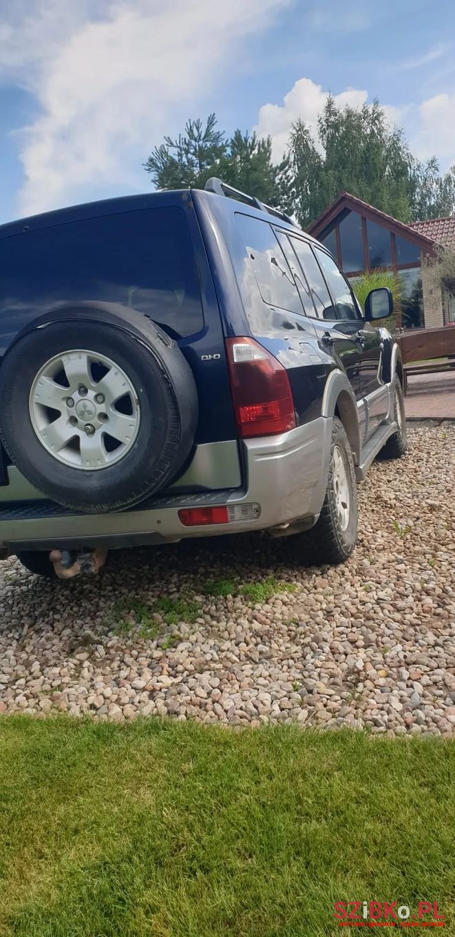 2004' Mitsubishi Pajero photo #2