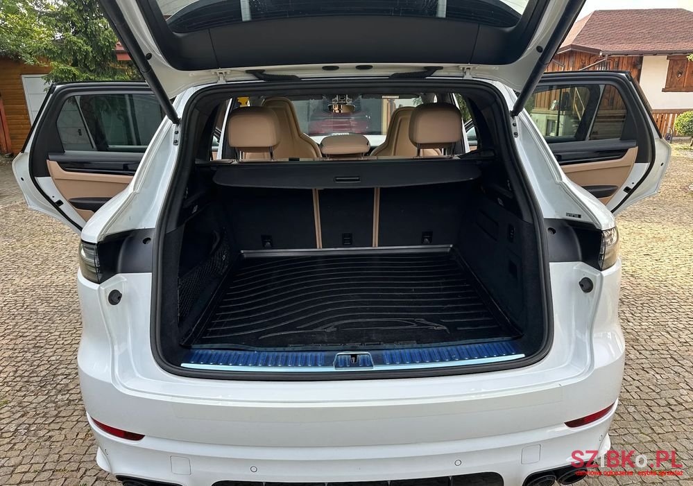 2021' Porsche Cayenne Standard photo #6