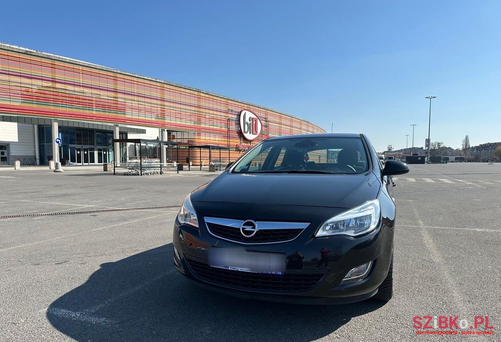 2012' Opel Astra photo #4