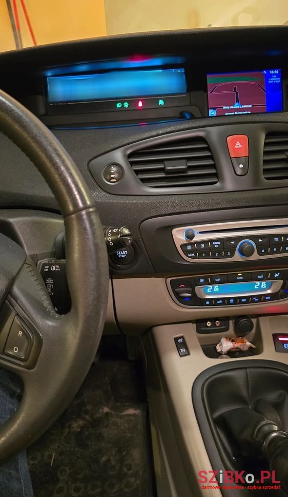 2010' Renault Scenic photo #5