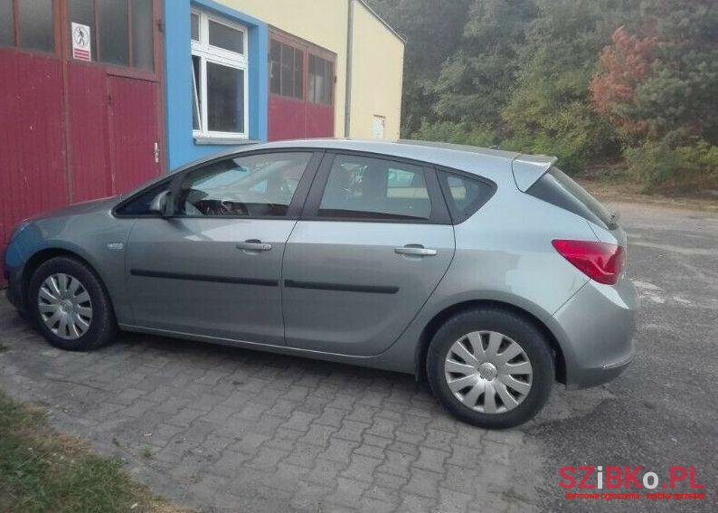 2013' Opel Astra photo #1