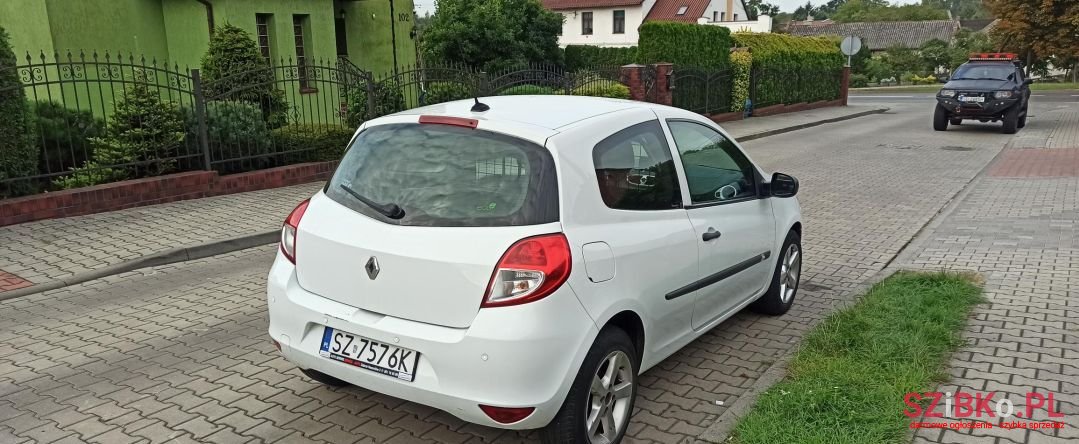 2011' Renault Clio photo #3