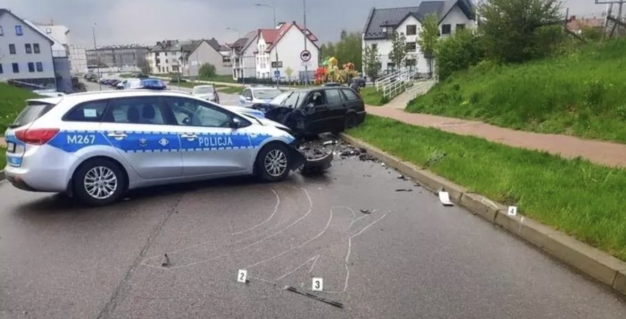 Kierowca BMW brawurowo uciekał przez dwa powiaty. Staranował radiowóz