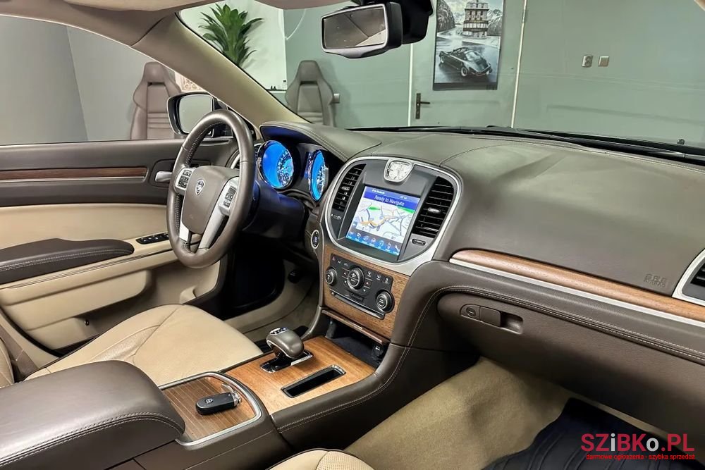 2011' Chrysler 300C photo #6