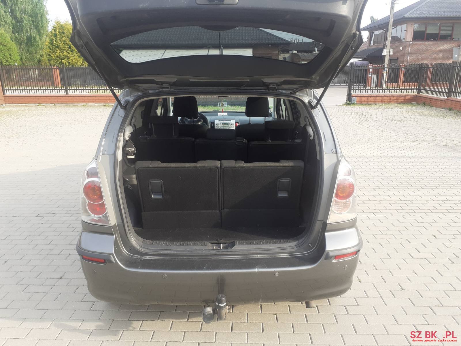 2004' Toyota Corolla Verso photo #1