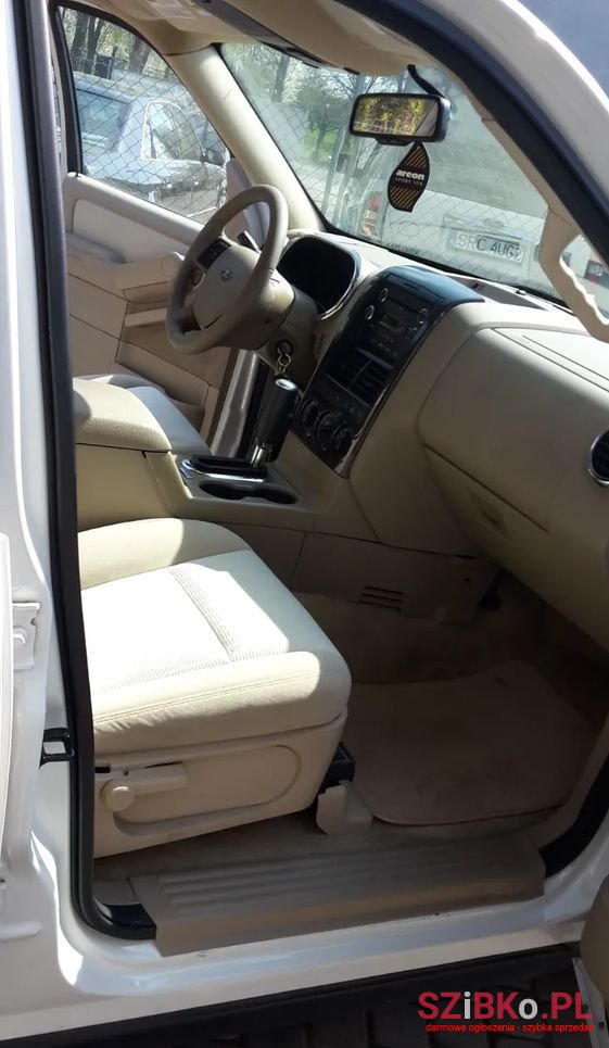 2010' Ford Explorer photo #5