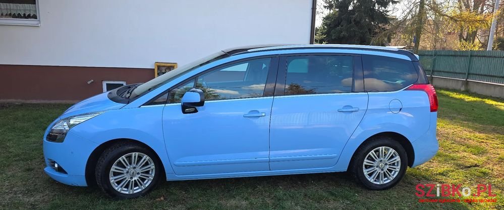 2011' Peugeot 5008 photo #3