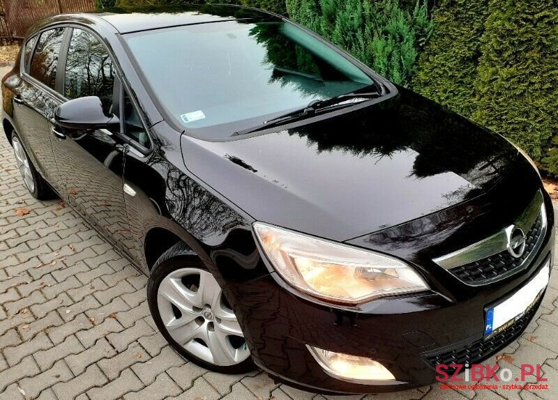 2011' Opel Astra photo #1