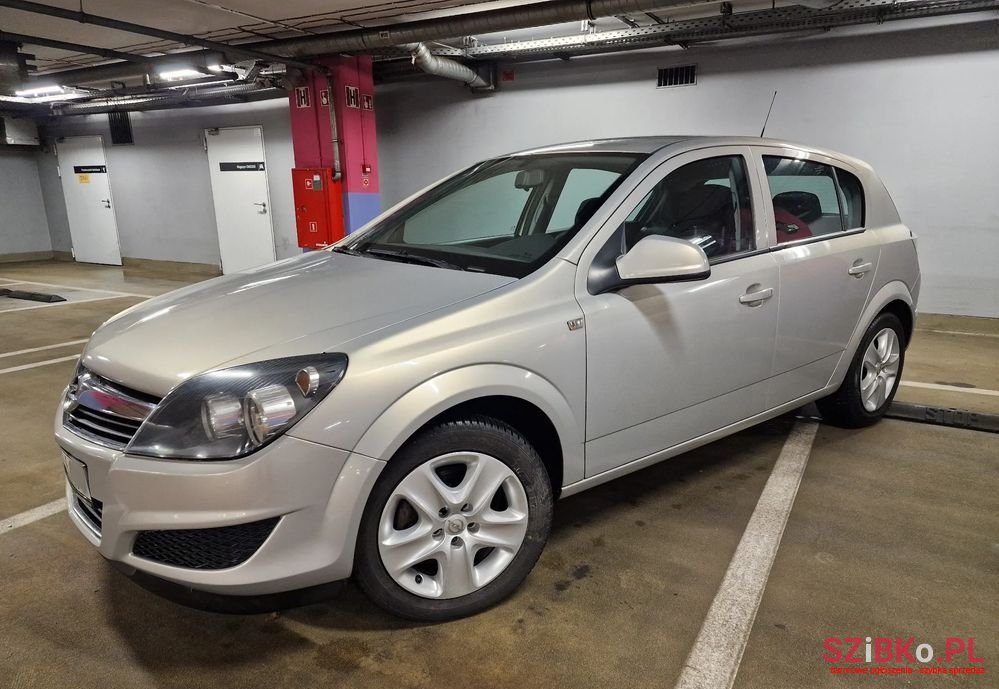 2011' Opel Astra 1.6 Easytronic photo #2