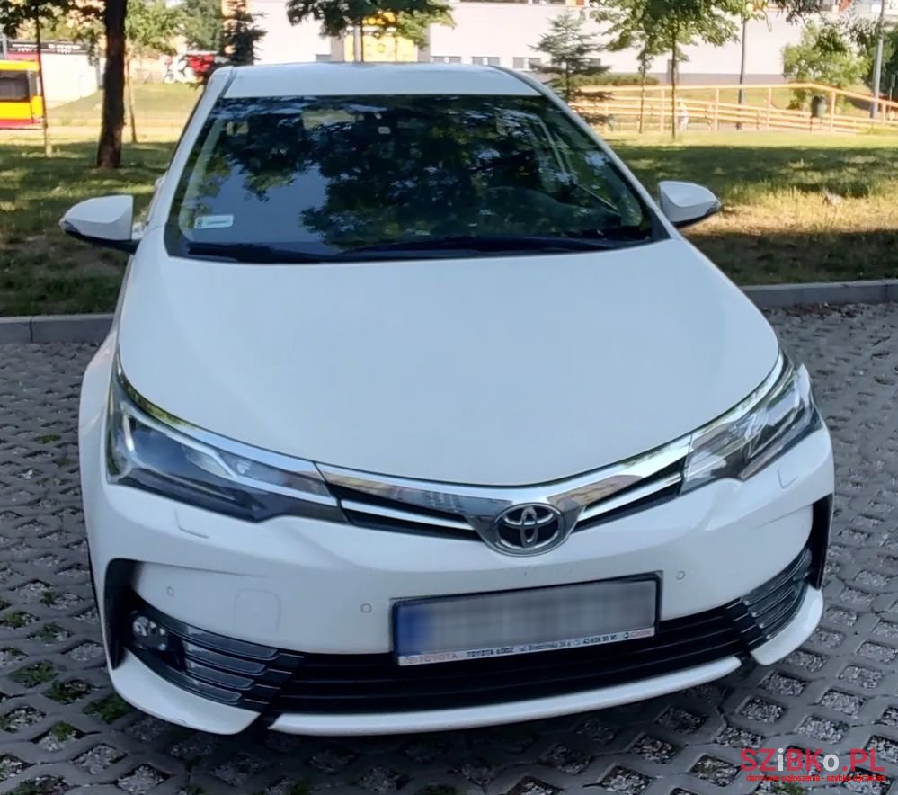 2017' Toyota Corolla 1.6 Premium photo #2