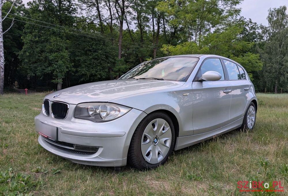 2009' BMW 1 Series 116I photo #2