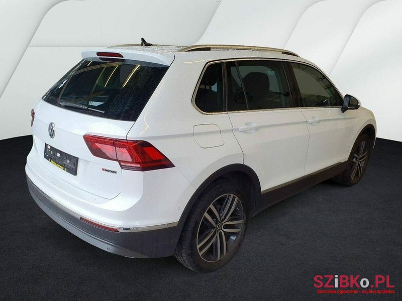 2020' Volkswagen Tiguan photo #2