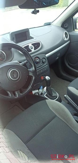 2011' Renault Clio photo #5