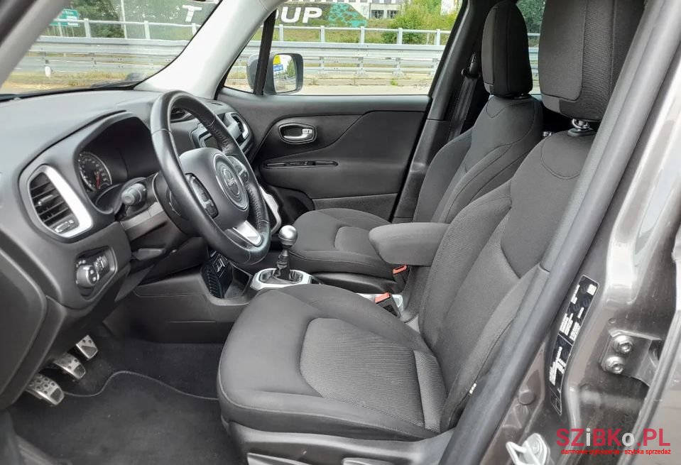 2017' Jeep Renegade photo #4