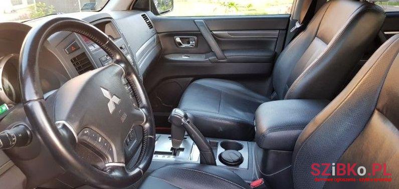 2009' Mitsubishi Pajero photo #1