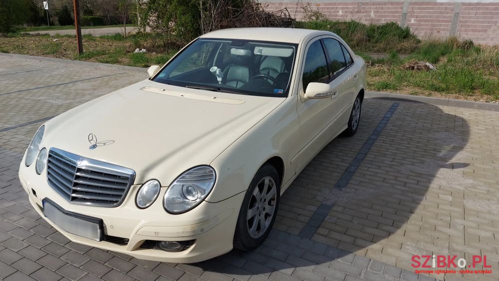 2008' Mercedes-Benz E-Class 200 Cdi photo #1