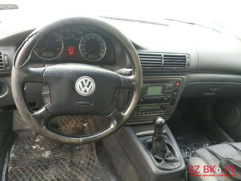 2004' Volkswagen Passat photo #1