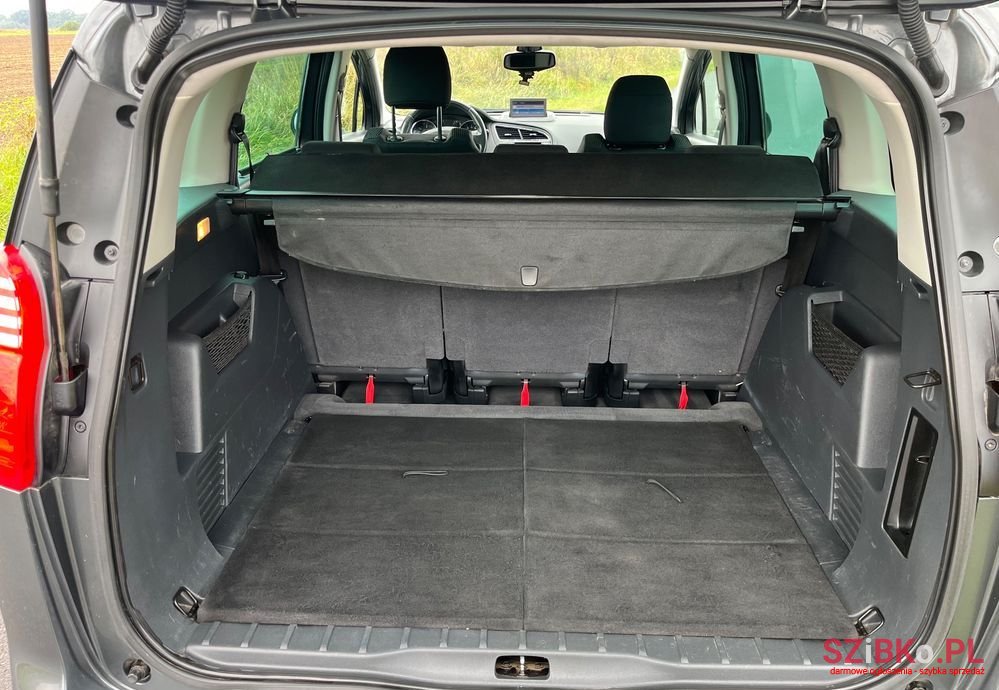 2010' Peugeot 5008 photo #6