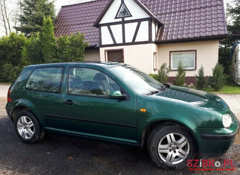 2002' Volkswagen Golf photo #1