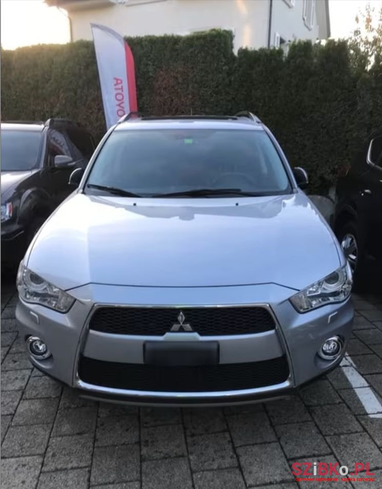 2012' Mitsubishi Outlander photo #2