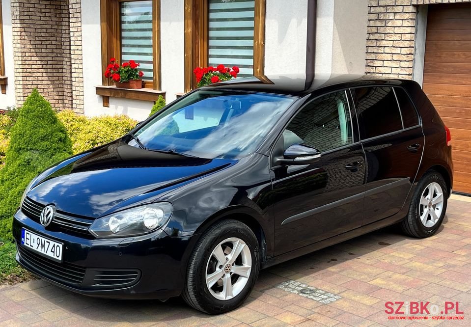 2010' Volkswagen Golf photo #2