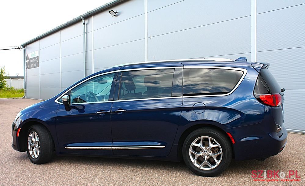 2017' Chrysler Pacifica photo #3