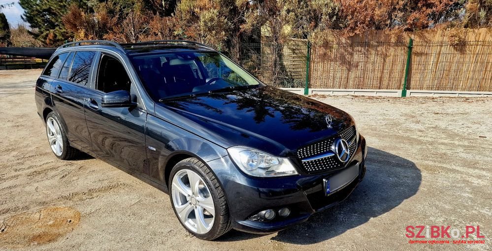 2011' Mercedes-Benz C-Class photo #2