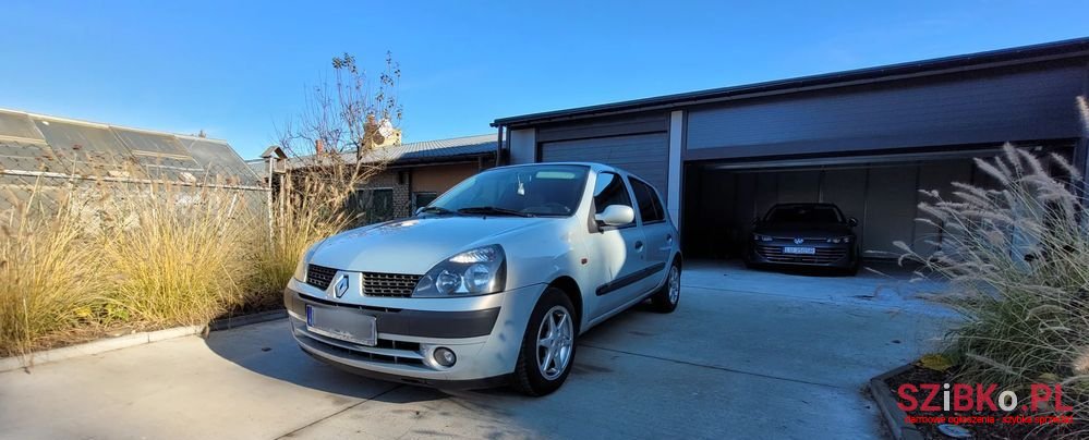 2001' Renault Clio photo #1