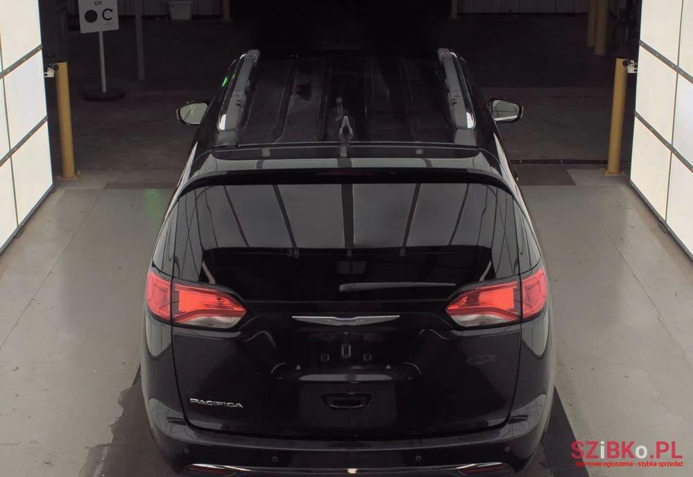 2018' Chrysler Pacifica photo #5