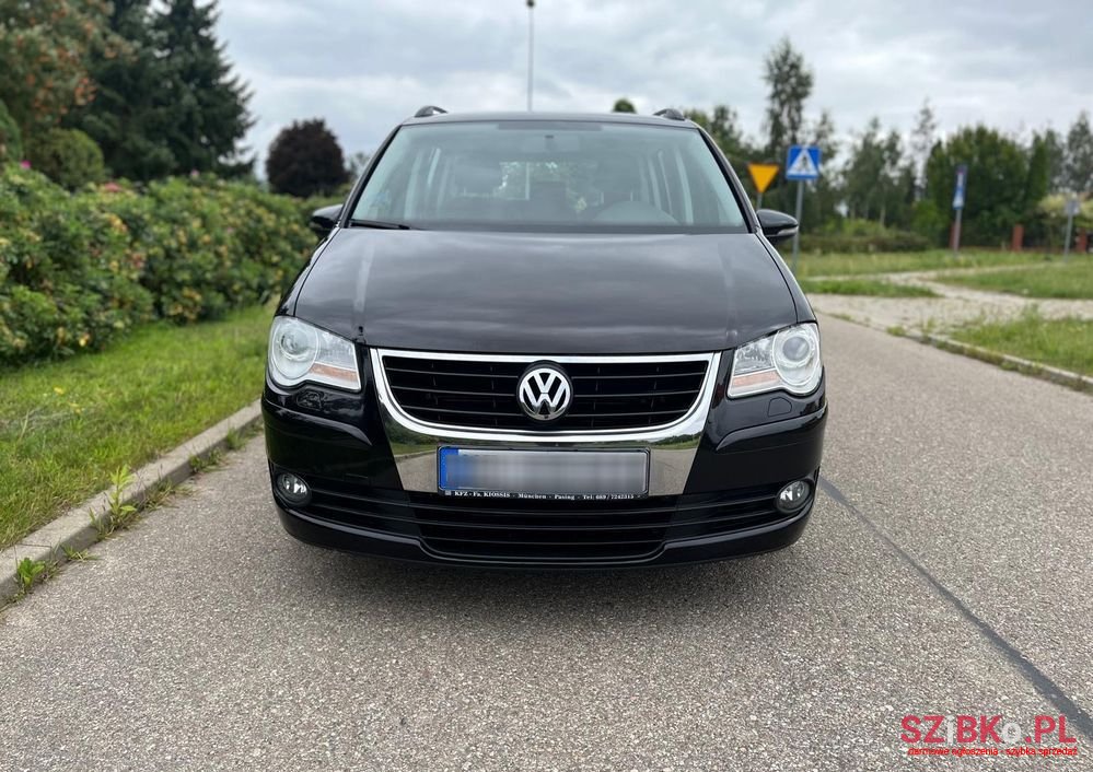 2009' Volkswagen Touran photo #2