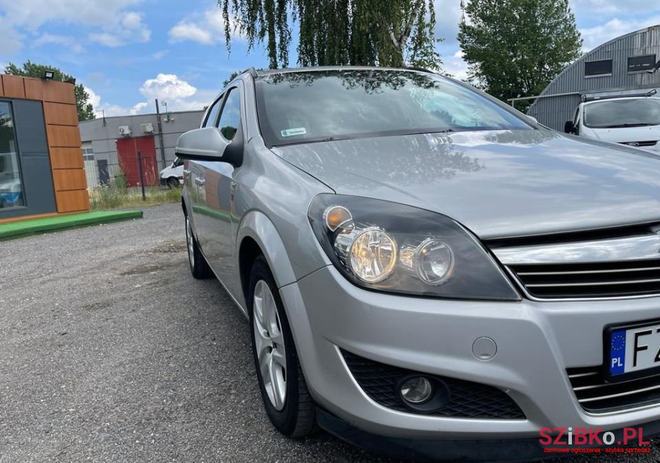 2010' Opel Astra photo #4