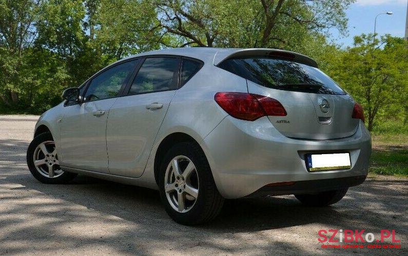 2012' Opel Astra photo #2