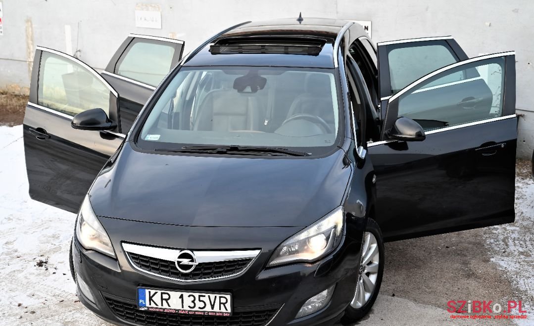 2011' Opel Astra photo #1