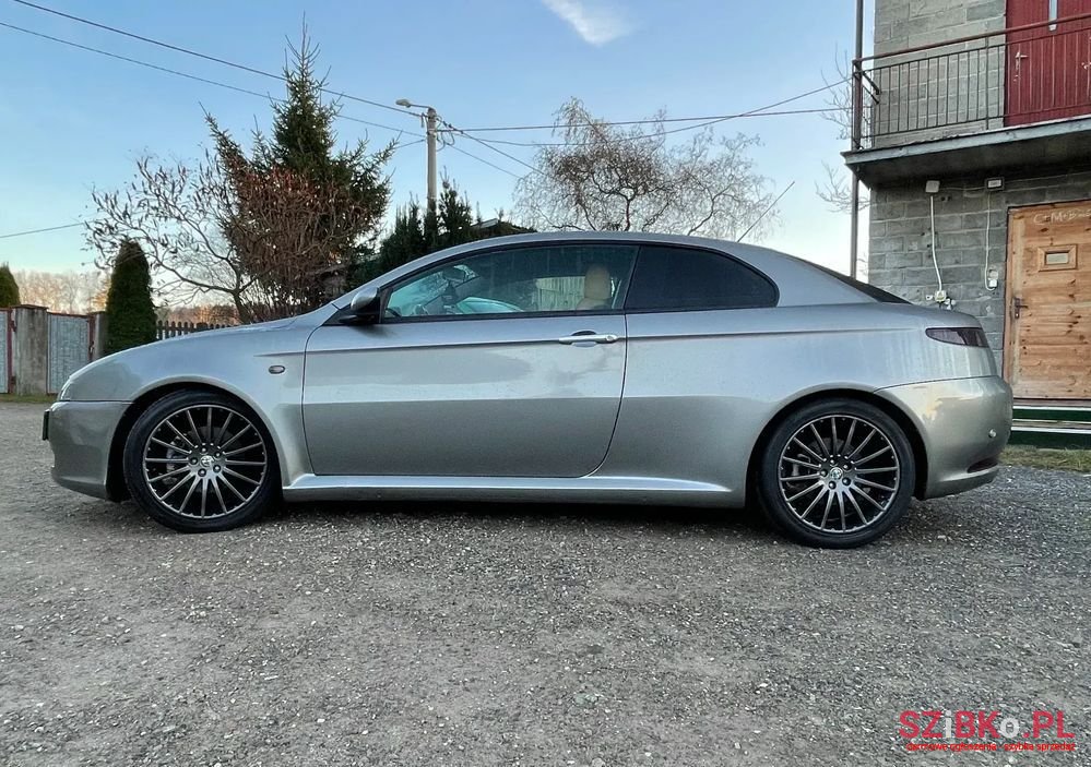 2005' Alfa Romeo GT photo #2