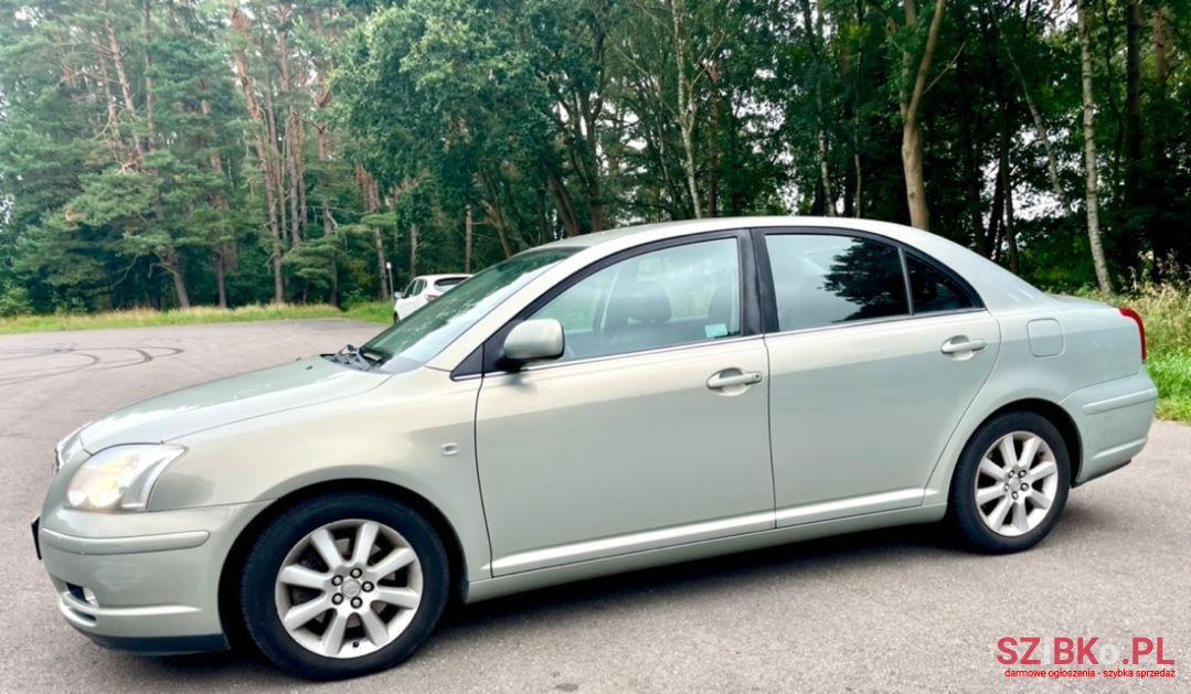2004' Toyota Avensis photo #2