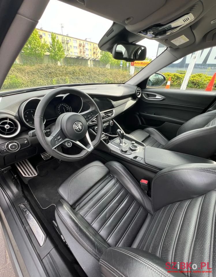 2019' Alfa Romeo Giulia photo #5